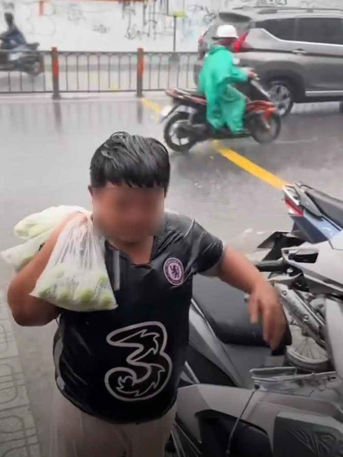 Xúc động cậu bé bán táo dưới mưa tầm tã: 'Con không xin tiền, con chỉ muốn bán hết về sớm' Ảnh 1