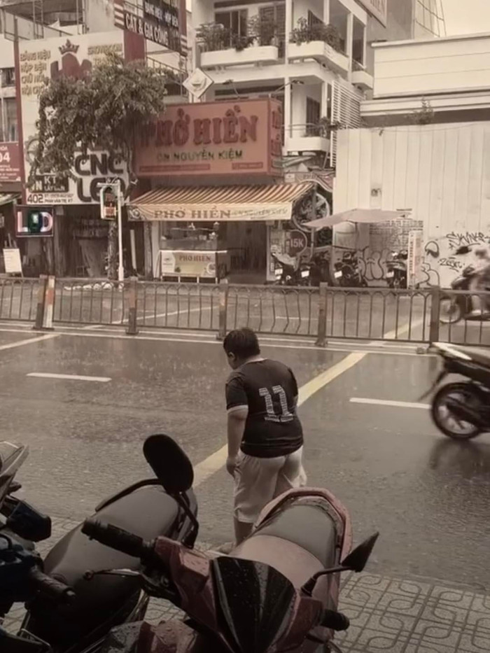 Xúc động cậu bé bán táo dưới mưa tầm tã: 'Con không xin tiền, con chỉ muốn bán hết về sớm' Ảnh 4