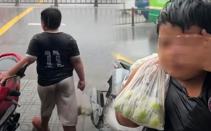 Xúc động cậu bé bán táo dưới mưa tầm tã: 'Con không xin tiền, con chỉ muốn bán hết về sớm' Ảnh 2