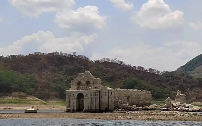 Hạn hán kéo dài khiến hồ nước ngọt phát lộ công trình gần 500 tuổi Ảnh 2