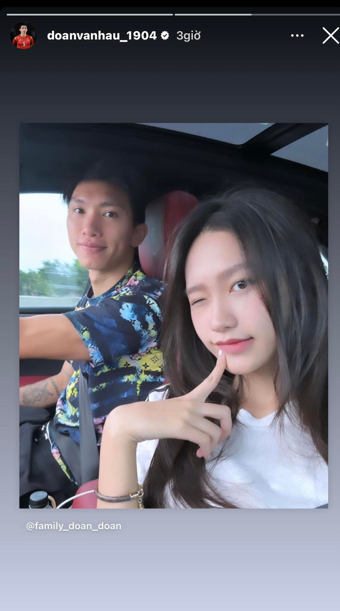 Đoàn Văn Hậu đăng tải khoảnh khắc cùng bạn gái Doãn Hải My check in trên xế hộp tiền tỷ. 