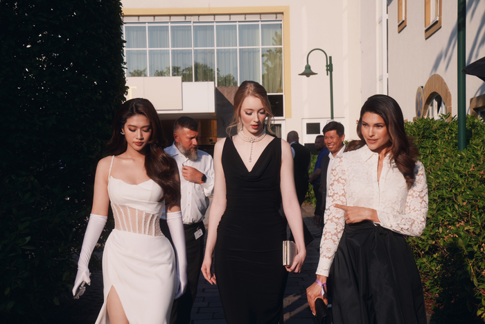 Chiếc đầm trắng được Thiên Ân 'chọn mặt gửi vàng' lần này là điểm cộng lớn nhất. Thiết kế vừa tôn được vóc dáng đồng hồ cát của nàng hậu Long An mà không bị hở hang, đem lại cảm giác dịu mắt cho người nhìn. 