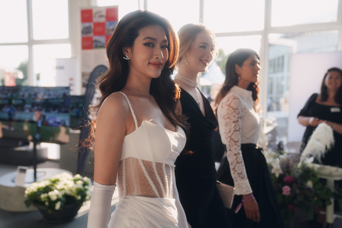 Dù Thiên Ân bị so sánh rằng nhan sắc búp bê sống của Miss International 2022 đã 'át vía' cô, nhưng layout lần này của đương kim Miss Grand Vietnam vẫn nhận được nhiều lời khen từ phía cộng đồng mạng.