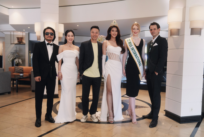 Đương kim Hoa hậu Quốc tế không cần đội vương miện vẫn tỏa hào quang sáng cả khung hình. Xét một cách công tâm, Miss Grand Vietnam có phần lép vế hơn so với Jasmin khi đứng cạnh nhau. 