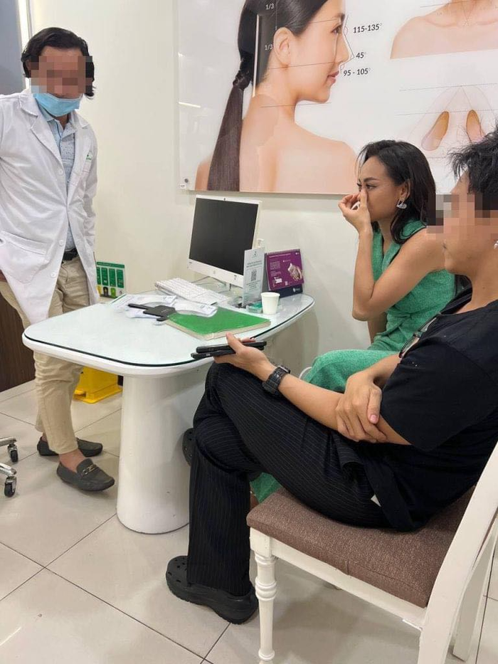 Hình ảnh Mai Ngô xuất hiện tại một cơ sở làm đẹp gây sốt trên các diễn đàn hoa hậu. 