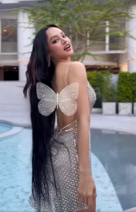 Ở góc độ nghiêng, các đường nét của Mai Ngô được cải thiện rõ rệt nhờ thay đổi trung tâm khuôn mặt trở nên thanh thoát hơn. 