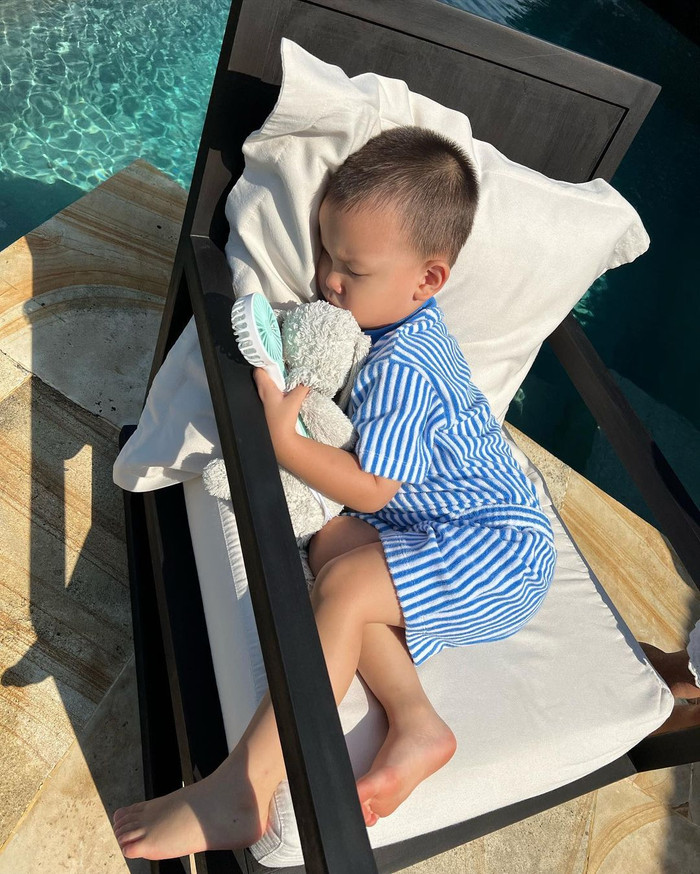 Quý tử Leon cũng check in hồ bơi, thế nhưng nhóc tỳ chỉ mải mê phơi nắng 
