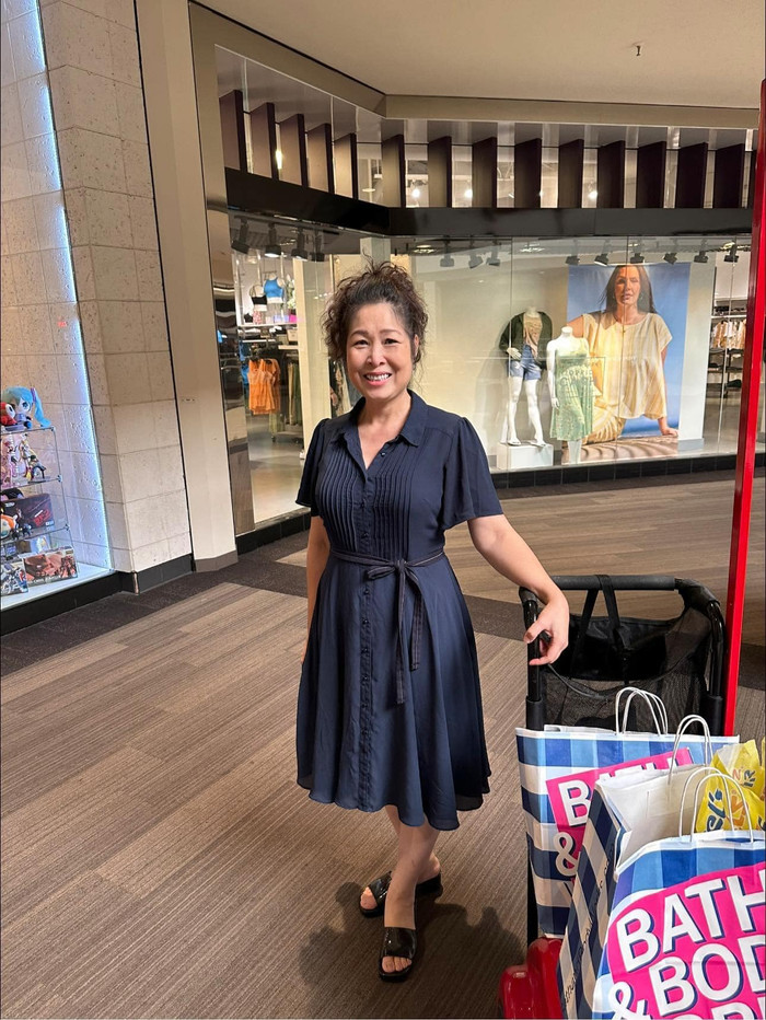 Vóc dáng thon gọn cùng vòng eo số 8 của NSND Hồng Vân khiến dân tình trố mắt.