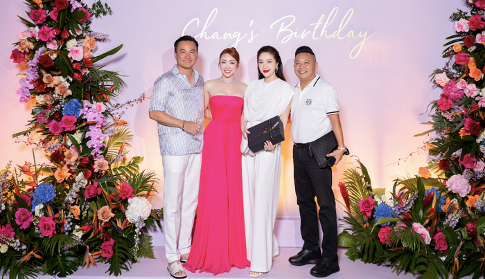 Bảo Thy cùng chồng đại gia đến chúc mừng sinh nhật bà xã Chi Bảo 