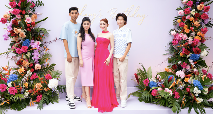 Diễn viên Kim Thư cùng 2 quý tử tham gia tiệc sinh nhật của Lý Thuỳ Chang