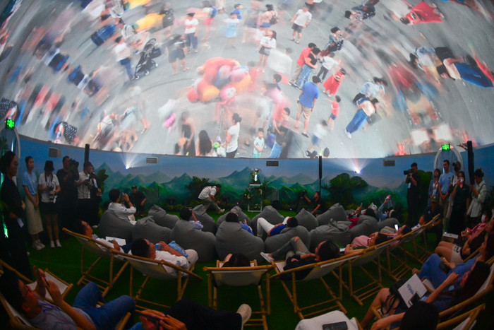 Các bạn trẻ được tận hưởng các thước phim trình chiếu đa giác quan 