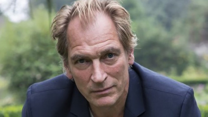 Julian Sands nổi tiếng với nhiều vai diễn.