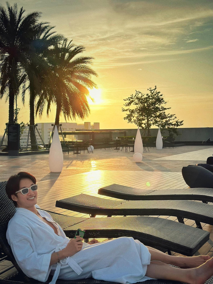 Đình Tú thể hiện tâm trạng vui vẻ, hạnh phúc trong chuyến đi du lịch