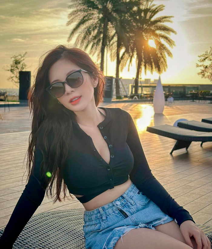 Giống như Đình Tú, Ngọc Huyền cũng để lại dòng trạng thái đầy ẩn ý: 'Không ăn được cay thì đừng cho ớt, Không muốn trái tim tan vỡ thì yêu tôi'