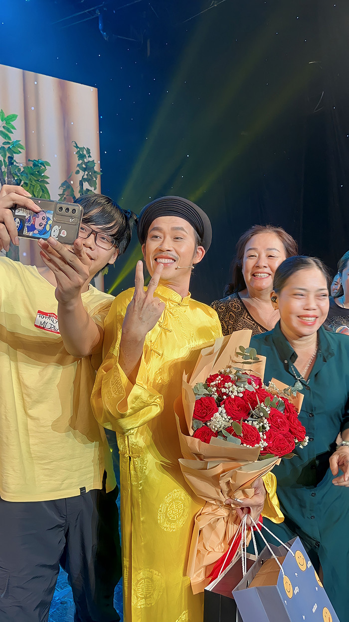 NSƯT Hoài Linh ở lại để chụp ảnh với khán giả sau khi đêm diễn kết thúc.