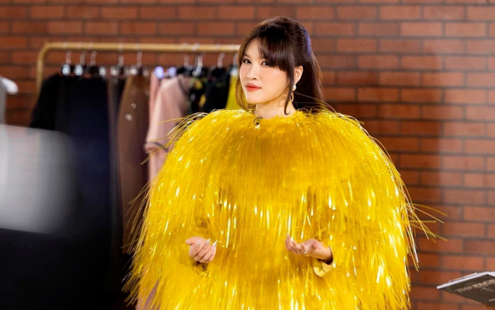 Miss Charm VN - Thanh Thanh Huyền gây tranh cãi với chiếc đầm tua rua, netizen hỏi: Bó rơm hả chị? Ảnh 2