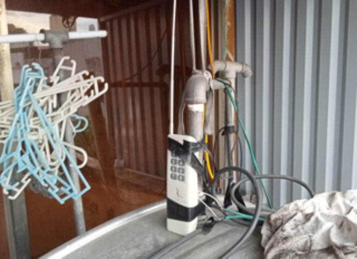 Thiết bị gây nhiễu sóng là từ thiết bị điều khiển từ xa vô tuyến để bật, tắt máy bơm nước của một hộ dân ở Phố Vọng. (Ảnh: BTTTT).