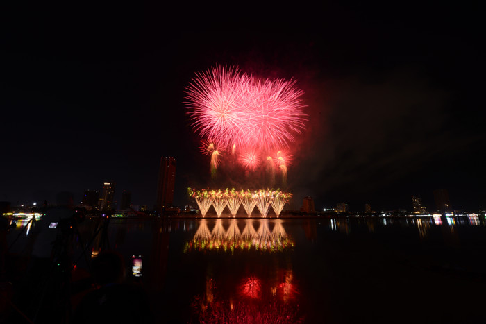 Đội Pyrotex Fireworx Ltd (Anh) và phần trình diễn ”Thắp sáng thế giới”&nbsp;