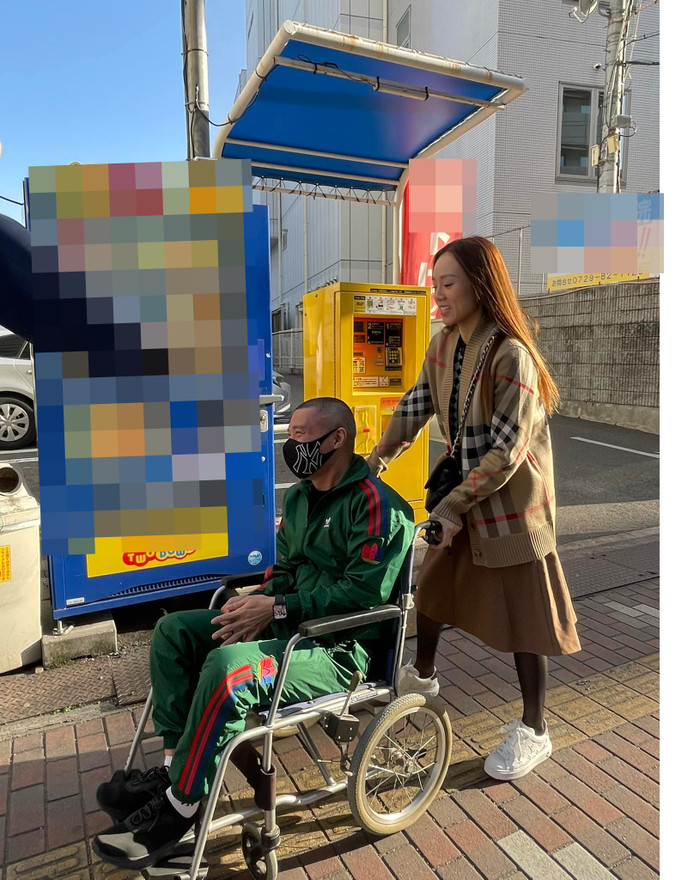 Suốt hành trình, NSND Công Lý luôn được vợ bên cạnh chăm sóc, động viên 