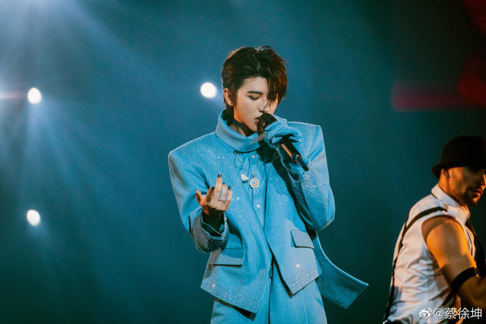 Phía phòng làm việc của nam ca sĩ không đưa ra phản hồi nhưng bất ngờ đăng tin tuyển nhân viên pháp chế. (Ảnh tổng hợp)