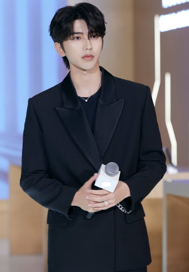 Nam ca sĩ còn được cho có con với 3 cô gái khác ngoài nhân vật tên C. (Ảnh tổng hợp)