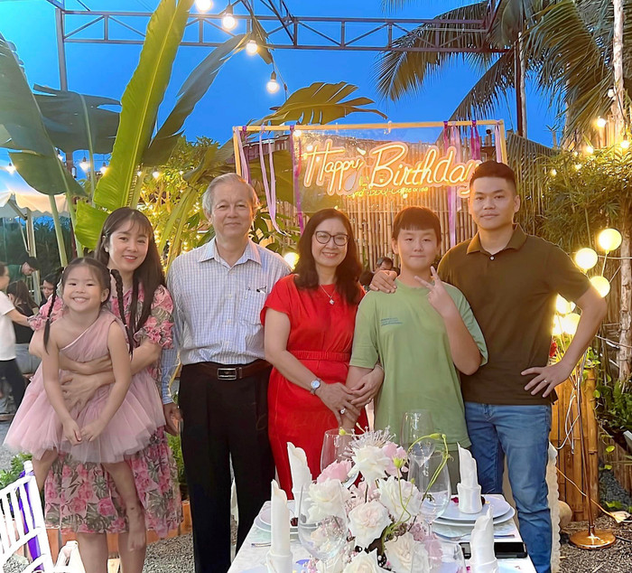 Lê Phương nở nụ cười rạng rỡ khi chụp hình cùng bố mẹ, chồng và các con