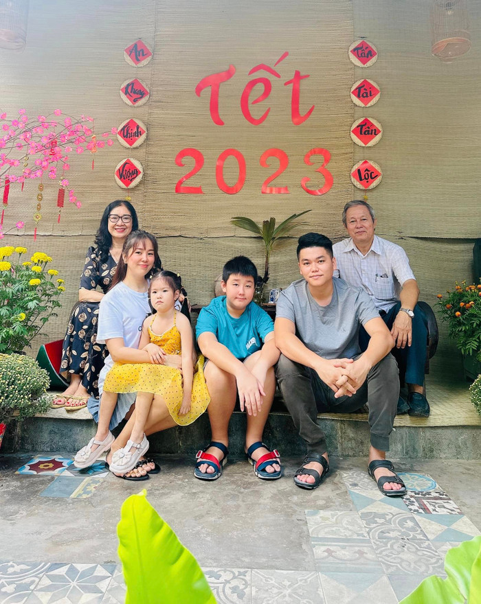 Trên mạng xã hội, Lê Phương thường chia sẻ những khoảnh khắc đời thường bên cạnh bố mẹ