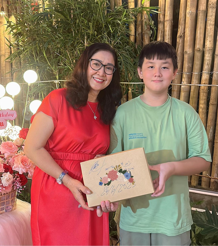 Mẹ Lê Phương được nhận xét sở hữu nhận xét nhan sắc trẻ trung, tươi tắn hơn so với tuổi thật