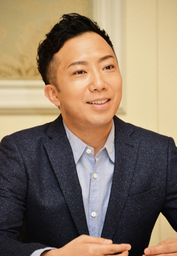 Ichikawa Ennosuke bị bắt giữ để điều tra vì nghi ngờ có liên quan đến cái chết của bố mẹ.