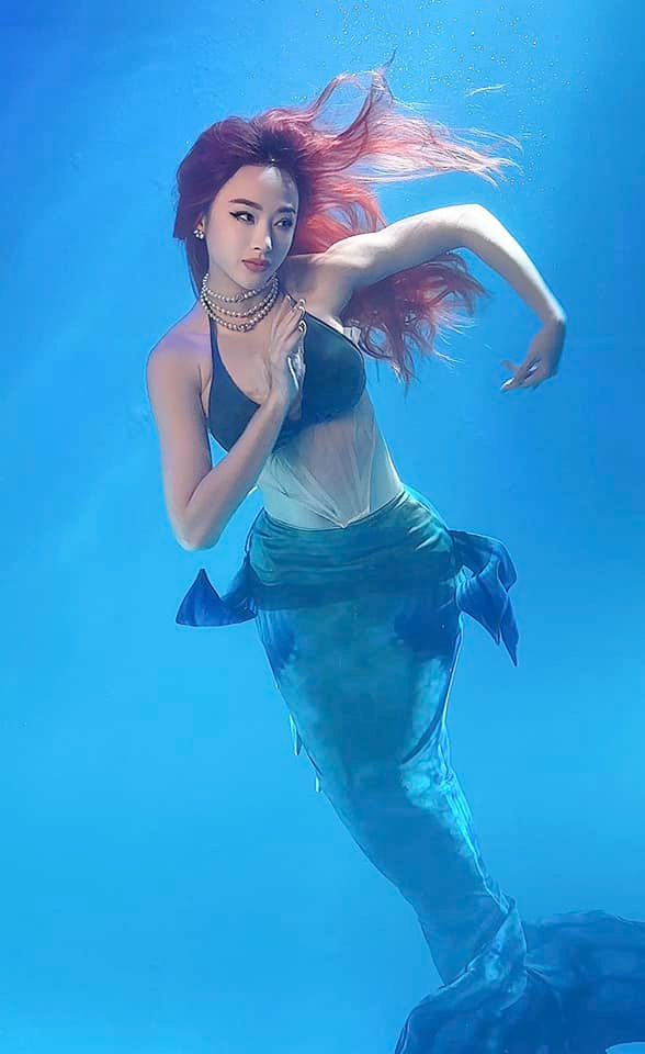 Mỹ nhân sinh năm 1995 diện một chiếc áo bơi khoe vòng 1 siêu thực cùng vòng eo nhỏ xíu khiến nhiều người ganh tị. Điểm gây chú ý nhất chính là bắp tay của Angela Phương Trinh đã có phần nào thon gọn hơn hẳn so với thời điểm trước. Nhờ vào sự thay đổi này, đường cong lẫn cơ thể của 'người mẹ nhí' cũng trở nên mềm mại hơn hẳn. 