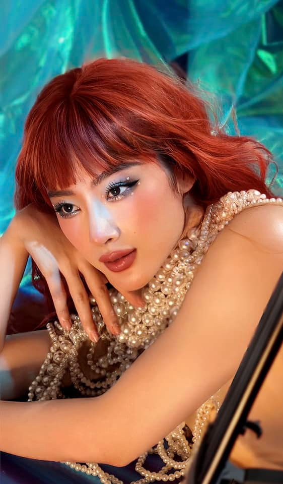 Người đẹp đầu tư ngọc trai và mái tóc giả 'ngố tàu' màu đỏ cho phần tạo hình đậm chất Ariel. Bên cạnh đó, Angela Phương Trinh còn thực hiện đính đá lên mắt khiến cho tông trang điểm trở nên độc đáo, bắt mắt hơn hẳn. 