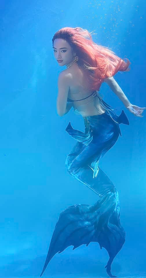 Khác với các mỹ nhân khác, nữ diễn viên Mùi Ngò Gai không chụp ảnh ở studio hay trên bờ biển, mà cô nàng xuống thẳng dưới nước để cho ra nhiều khoảnh khắc giống với công chúa đại dương nhất có thể. 