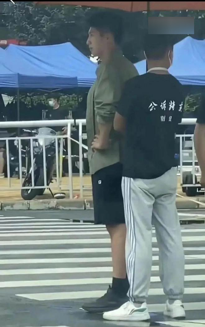 Hoàng Cảnh Du 'tháp tùng' Địch Lệ Nhiệt Ba đến trường quay. (Ảnh tổng hợp)