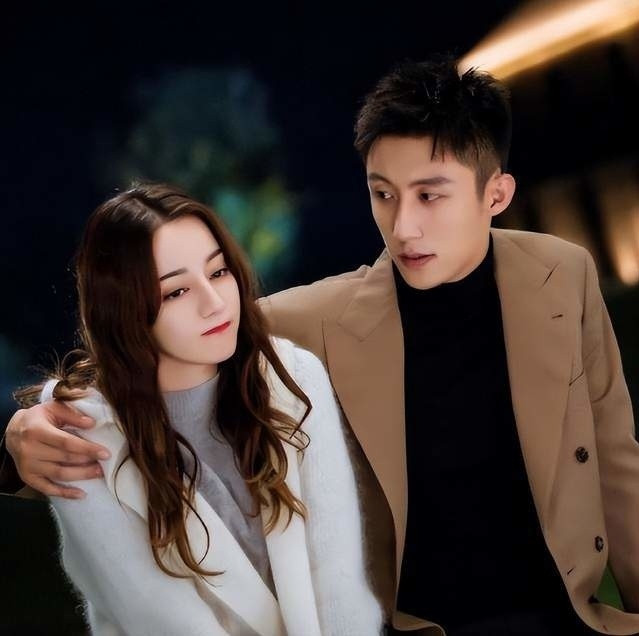 Hoàng Cảnh Du - Địch Lệ Nhiệt Ba vướng tin đồn hẹn hò từ khi hợp tác chung tại một dự án phim ảnh vào năm 2020. (Ảnh tổng hợp)