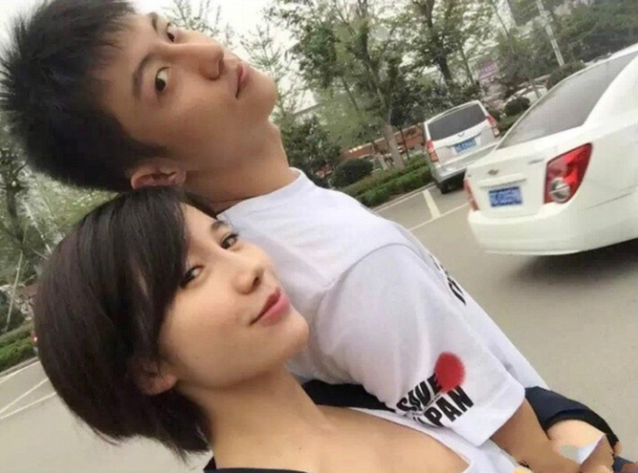 Trước đó ít ngày, Hoàng Cảnh Du bất ngờ đăng dòng trạng thái gọi vợ cũ là 'người thân'. (Ảnh: Weibo)