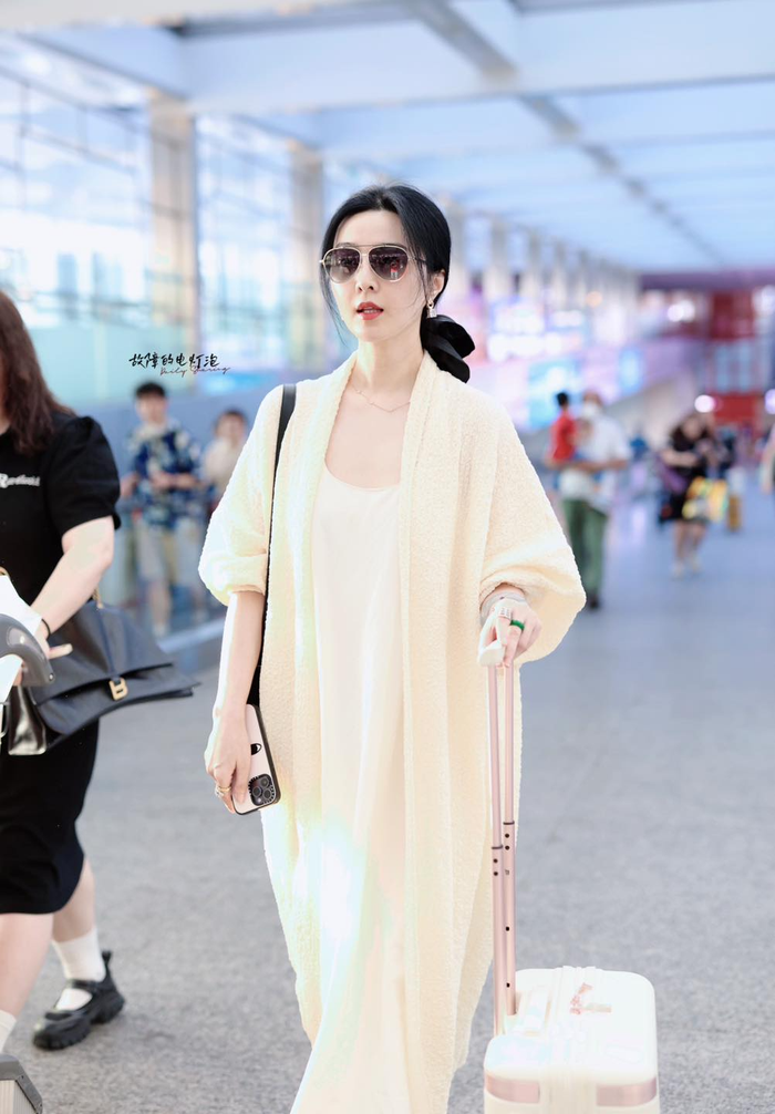 Đến hiện tại, vị trí 'đại mỹ nhân' của Phạm Băng Băng trong lòng khán giả Hoa ngữ vẫn chưa từng bị lung lay kể cả khi cô nàng vướng vào scandal không đáng có. Hiện tại, cô nàng vẫn chăm chỉ tham gia nhiều sự kiện, bắt đầu tìm những dự án mới cho sự nghiệp ở tuổi 42. 