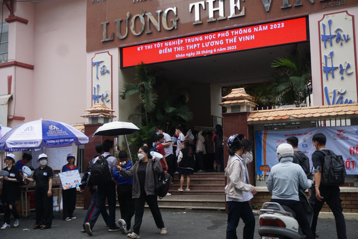 Thí sinh có mặt tại trường THPT Lương Thế Vinh, Quận 1 chiều nay (27/6) để làm thủ tục dự thi