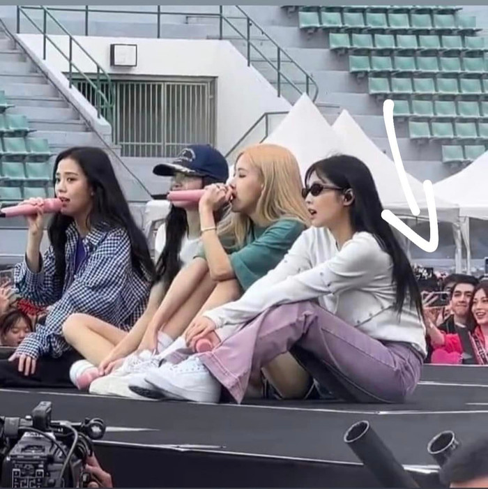 Việc vợ chồng Bình An Phương Nga ở gần các thành viên nhóm nhạc Blackpink làm cho cư dân mạng không khỏi ghen tỵ
