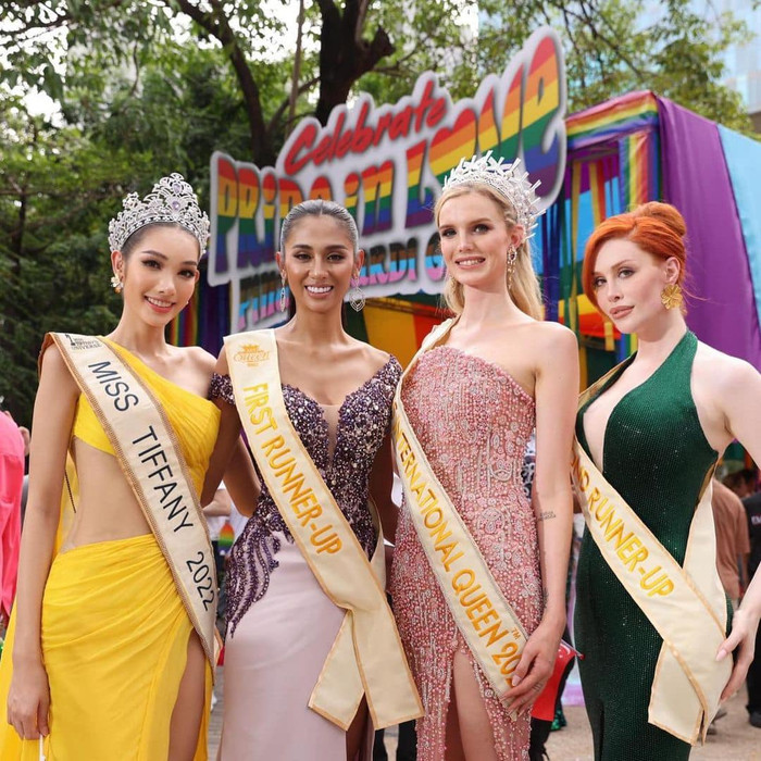 Trong khoảnh khắc bước lên bục vinh quang, cô nhận được khá nhiều lời khen ngợi của fan sắc đẹp bởi sự nữ tính, ngọt ngào. Tuy nhiên, hoạt động đầu tiên hậu đăng quang tân Hoa hậu để lộ gương mặt kém sắc, nụ cười gượng gạo và thiếu sự nữ tính. 