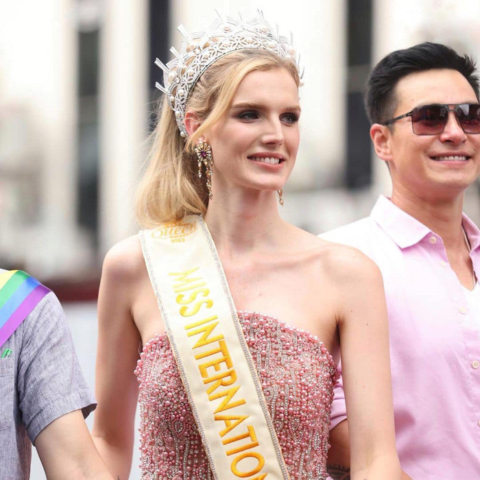 Tuy nhiên, đây chỉ mới là những visual ban đầu của hành trình đương nhiệm, hi vọng sắc tới cô ấy sẽ có thật nhiều sự thay đổi để khiến tên tuổi của mình có sức lan tỏa tới cộng đồng LGBT.