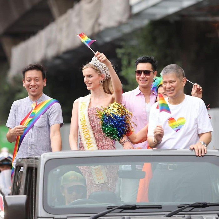 Đọ sắc cùng các mỹ nhân chuyển giới khác, tân hoa hậu vẫn không chiếm được spotlight mặc dù trên đầu cô đội vương miện cao quý. 