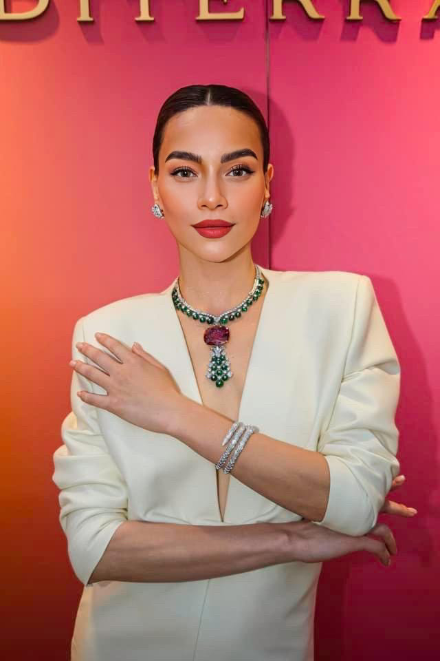 Ngoài chiếc vòng cổ có giá 447 tỷ, Hồ Ngọc Hà còn khoác lên người bộ nhẫn trị giá 2,5 tỷ và vòng tay 4,3 tỷ, tổng giá trị lên đến hơn 450 tỷ. Visual của giọng ca sinh năm 1984 được 'x100 lần' mức độ sang chảnh khi đeo bộ trang sức có trị giá triệu đô.