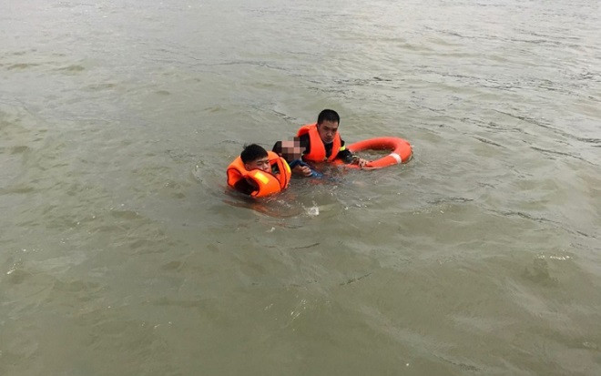 Phút gay cấn giải cứu người phụ nữ gieo mình xuống sông Lam Ảnh 2