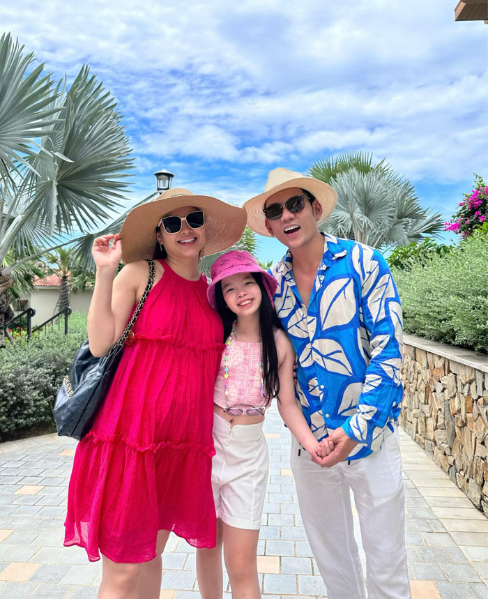 Trước khi hạ sinh quý tử Tiga, Phương Trinh Jolie đã có một con gái riêng tên Mia. Theo tiết lộ, nhóc tỳ có mối quan hệ vô cùng thân thiết với Lý Bình 