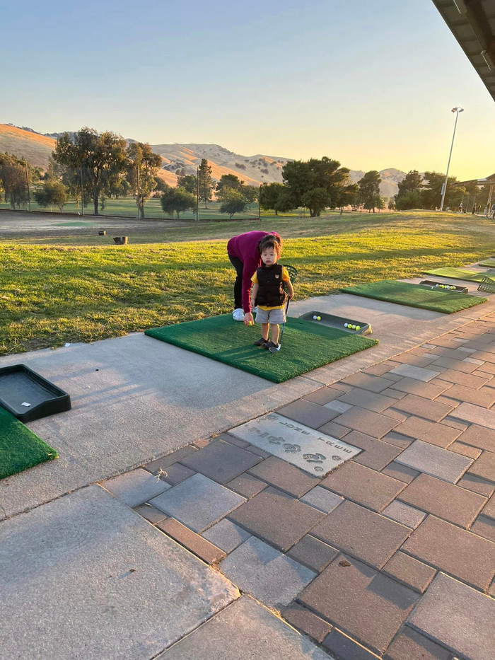 Phạm Hương cho các con ra ngoài trải nghiệm nhiều trò chơi bổ ích. 