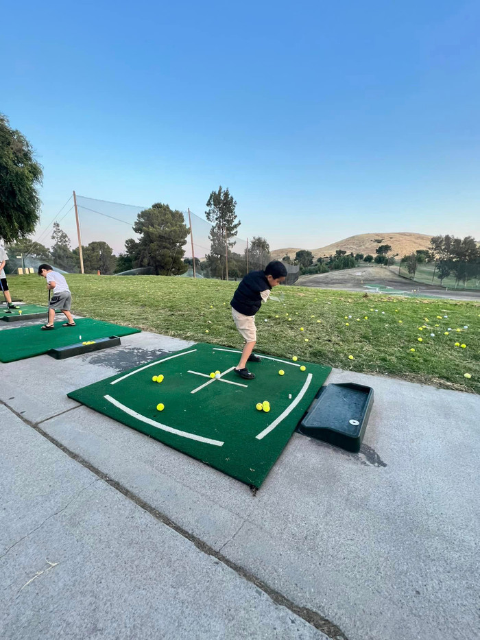 Maximus được mẹ cho ra sân golf trải nghiệm. 