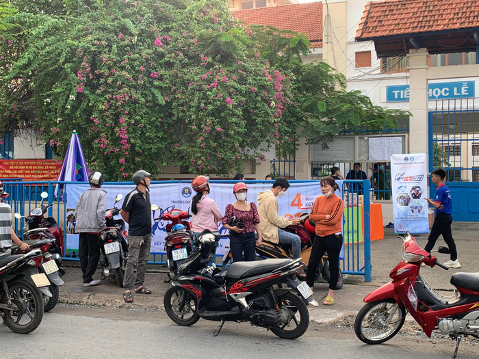 Nhiều phụ huynh nán lại đợi con sau khi con vào phòng thi