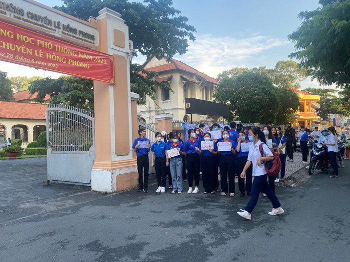 Đội tình nguyện viên cũng có mặt từ sớm để hỗ trợ các thí sinh