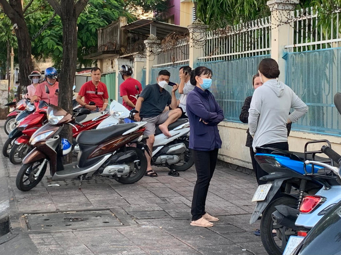 Các con vào phòng thi, cha mẹ bên ngoài cổng trường túc trực, bất kể tiết trời nắng mưa