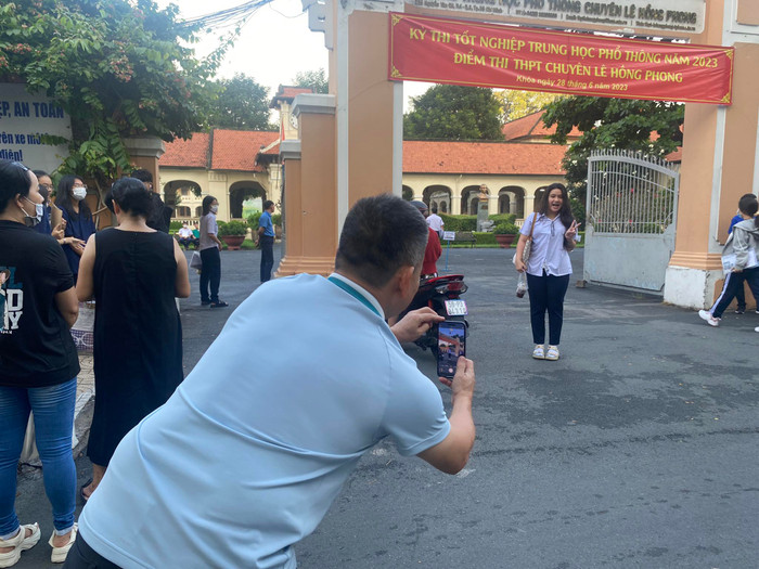 Các phụ huynh tranh thủ thời gian ghi lại khoảnh khắc đáng nhớ của con khi vào phòng thi